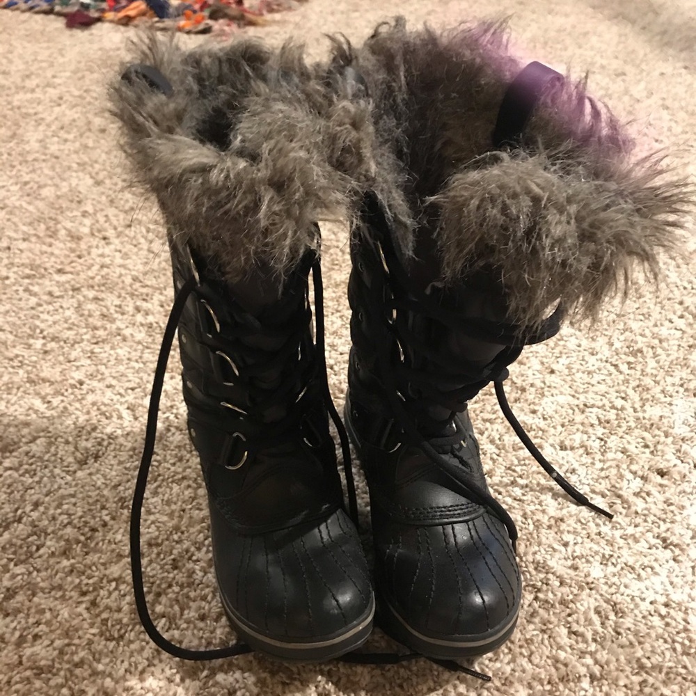 Sorel boots black with gray fur